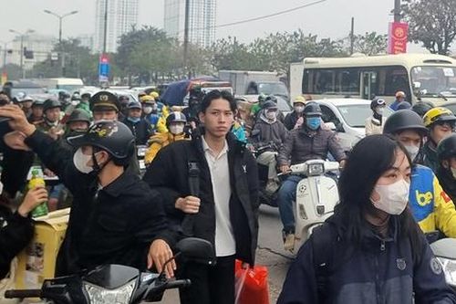 Người dân đang ùn ùn đổ về quê, cửa ngõ Thủ đô đông lên từng phút