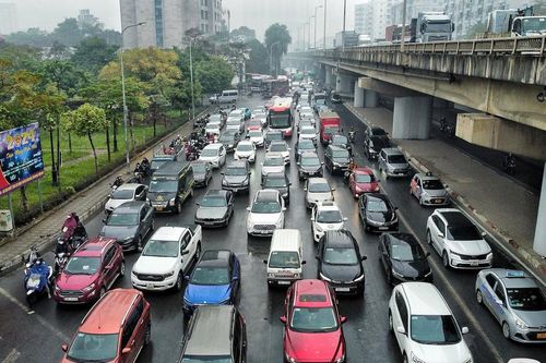 Dòng xe nhích từng chút ra cửa ngõ Hà Nội về quê nghỉ Tết Dương lịch