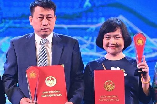 Nước mắt xúc động của tác giả nhận giải A Giải thưởng Sách Quốc gia
