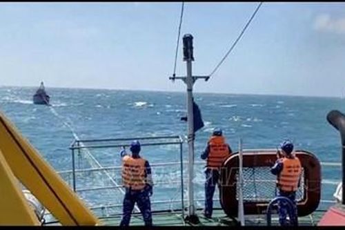 Bình Thuận: Tàu Cảnh sát biển lai dắt thành công tàu cá gặp nạn về đảo Phú Quý