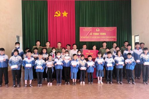 Công an tỉnh Đắk Nông trao tặng gần 400 thẻ bảo hiểm y tế cho học sinh địa bàn biên giới