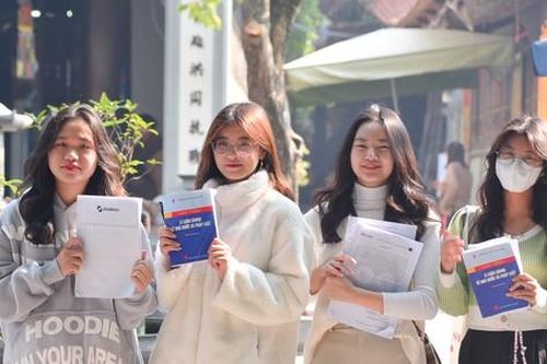 Sinh viên tranh thủ đến chùa Hà cầu duyên, xin qua môn dịp cuối năm