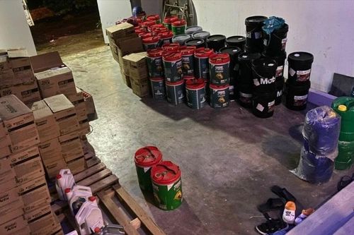 2 đối tượng buôn bán hàng ngàn can dầu nhớt giả