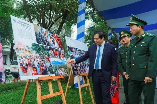 Triển lãm ảnh 'Tự hào một dải biên cương' tại Huế