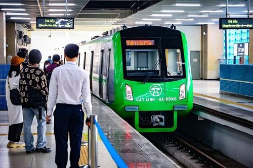 Xe buýt, đường sắt đô thị phục vụ xuyên Tết Dương lịch 2024
