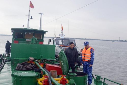 BTL Vùng Cảnh sát biển 1 tạm giữ tàu chở dầu không rõ nguồn gốc