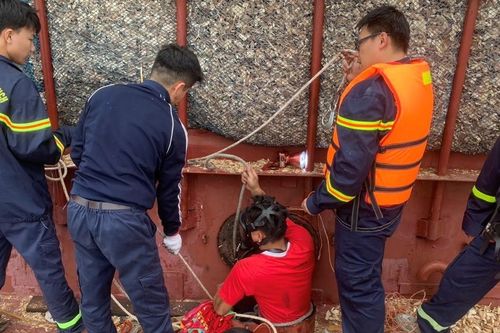 3 người tử vong trong hầm tàu chở gỗ trên sông