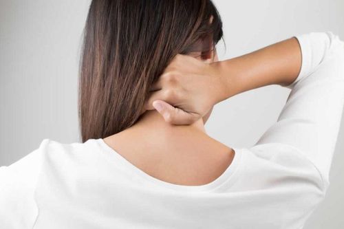 Cô gái trẻ bất ngờ mọc xương sườn trên cổ