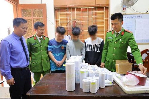Nhóm học sinh tự chế 3 yến pháo nổ chơi Tết