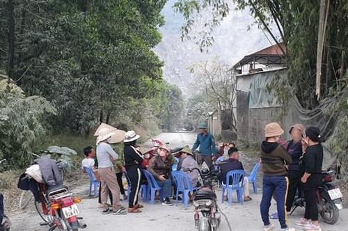 Hàng chục người dân chặn cổng mỏ đá ở Hòa Bình
