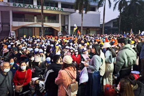 Cửa khẩu Lào Cai đông nghịt khách từ tinh mơ ngày đầu nghỉ Tết