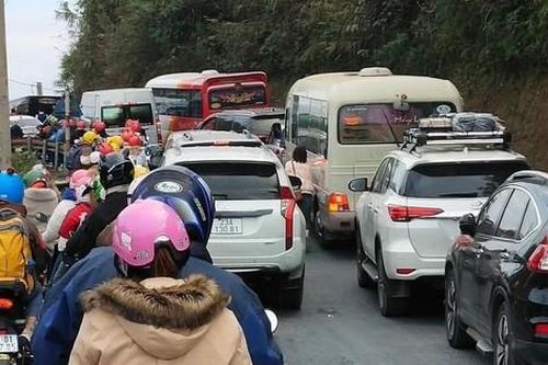 Du khách ùn ùn về Hà Giang, cổng trời Quản Bạ tắc đường