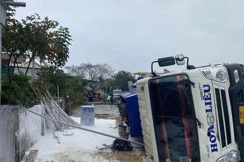 Lật xe bồn chở xăng ở Nghệ An, nhiều hộ dân phải di dời