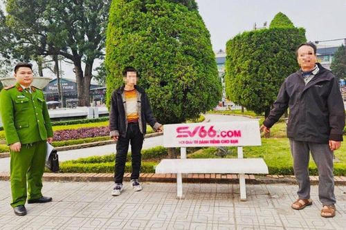 Thái Nguyên: Bắt 2 đối tượng xịt sơn quảng cáo trang web cá độ lên ghế đá công cộng