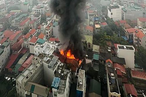 Lửa bốc dữ dội, bao trùm tầng tum nhà dân ở Hà Nội