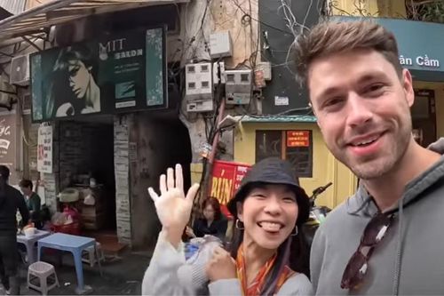 Khách Tây mê ẩm thực Hà Nội, tiết lộ món lần nào cũng ăn khi du lịch Thủ đô