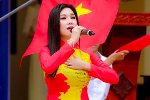 Ca sĩ Kavie Trần tích cực thiện nguyện khi về Việt Nam