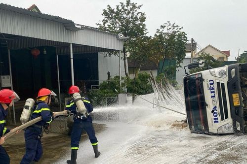 Lật xe bồn chở 9.000 lít xăng, sơ tán nhiều hộ dân để xử lý sự cố