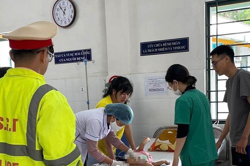 Cảnh sát dùng xe đặc chủng đưa cháu bé bị co giật đi cấp cứu