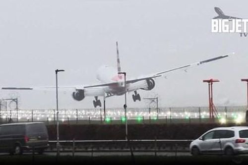 Boeing 777 'vẫy cánh', chồm chồm trên đường băng khi cố gắng hạ cánh trong cơn bão