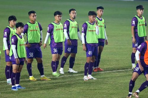 Các cầu thủ Sông Lam Nghệ An nỗ lực tập luyện cùng U23 Việt Nam