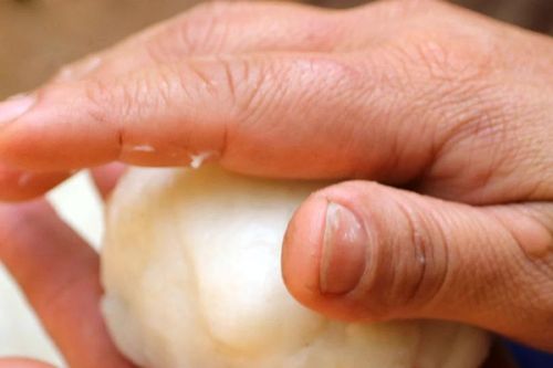 Đặc sản bánh 'lua dúa' của người Mông Nghệ An