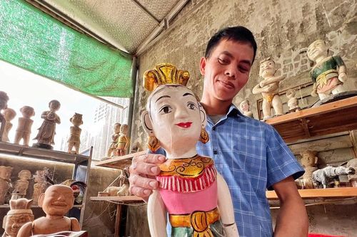 Du khách thích thú trải nghiệm nghề làm rối nước cổ ở làng Rạch