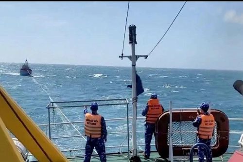 Tàu Cảnh sát Biển lai dắt thành công tàu cá gặp nạn về đảo Phú Quý