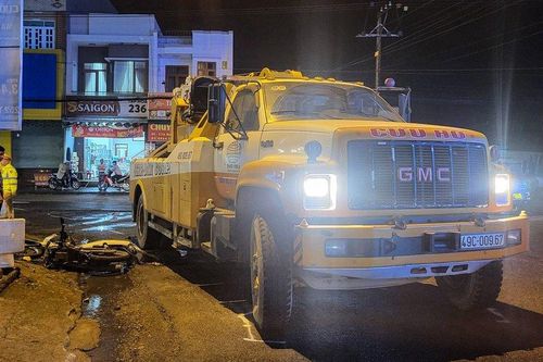 Lâm Đồng: Xe cứu hộ va chạm với xe máy khiến nạn nhân gãy lìa chân
