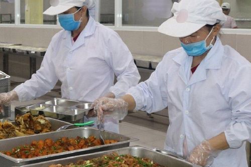 Long An: Sau bữa ăn trưa, 94 công nhân nhập viện nghi ngộ độc
