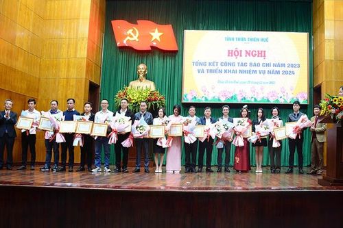 Báo chí không chỉ viết về màu hồng, mà cũng cần có sự phản biện