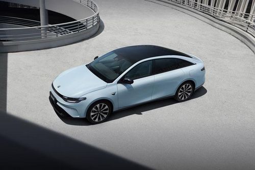 Xe sedan dài hơn 5 mét, công suất 272 mã lực, tiêu thụ 2,11 lít xăng/100 km, giá hơn 470 triệu đồng