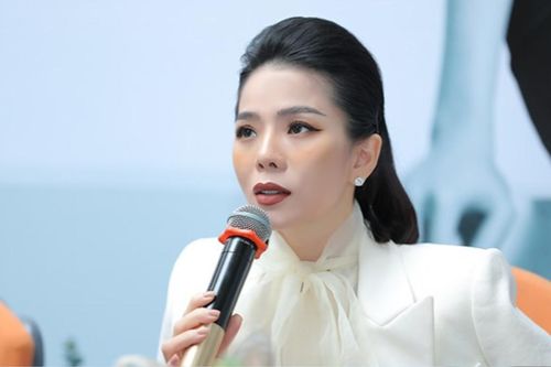 Lệ Quyên chua xót khi hát trước loe hoe khán giả, hưởng mức cát-xê 60 nghìn đồng
