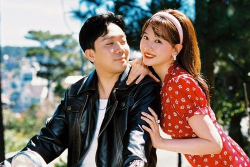 Hari Won khoe eo thon với váy hoa nhí, cười tình tứ khi ở bên cạnh Trấn Thành