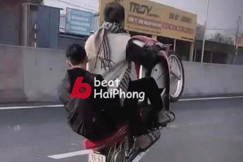 Hai thanh niên 'bốc đầu' xe máy trên cao tốc rồi nhận cái kết đắng