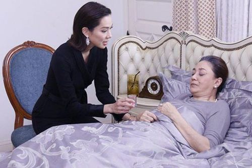 Mẹ vừa ngã bệnh, chị dâu đã đòi tiền công chăm sóc