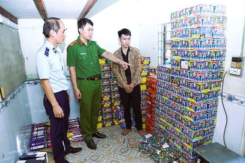 Cất giấu gần 500kg pháo nổ trong phòng trọ