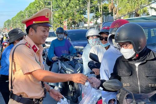 Công an H.Tân Phú phát nước, khăn lạnh miễn phí cho người dân về quê nghỉ Tết Dương lịch