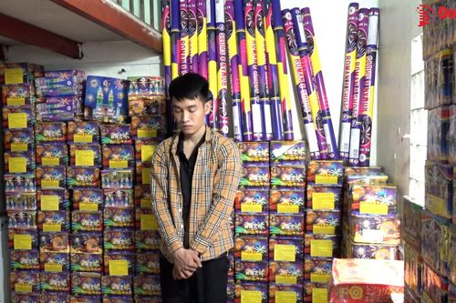 Bắt giữ đối tượng mua bán, tàng trữ gần nửa tấn pháo nổ