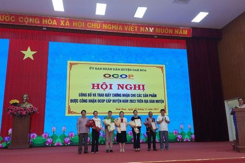Đak Đoa trao giấy chứng nhận sản phẩm OCOP năm 2023
