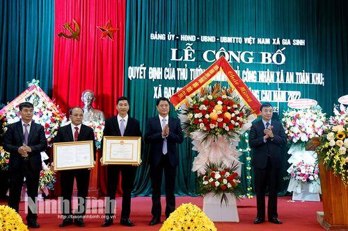 Gia Sinh công bố Quyết định công nhận xã An toàn khu và đạt chuẩn nông thôn mới nâng cao