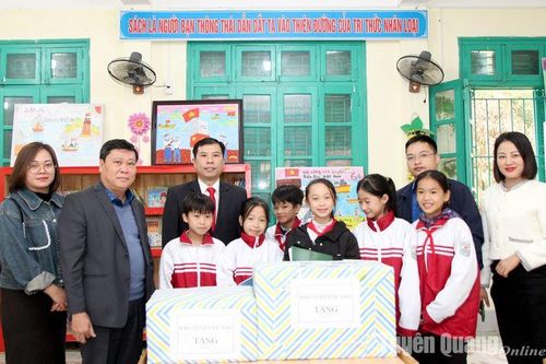 Trao tặng hơn 500 bản sách cho 2 trường học vùng cao