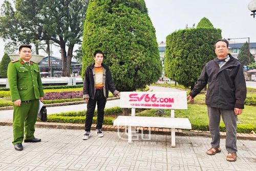 TP. Thái Nguyên: Phát hiện 2 đối tượng phun sơn quảng cáo trang web lạ lên ghế đá công cộng