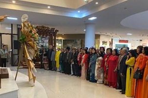 Hội thơ Hương Giang ra mắt thi phẩm 'Hương Giang'