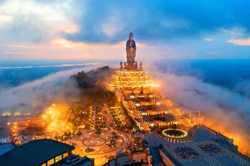 Tây Ninh: Bắn pháo hoa mừng năm mới trên Núi Bà Đen