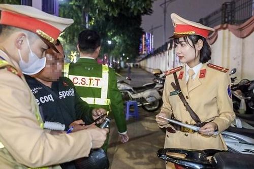 Nữ CSGT xuống phố xử lý vi phạm nồng độ cồn ngày cuối năm