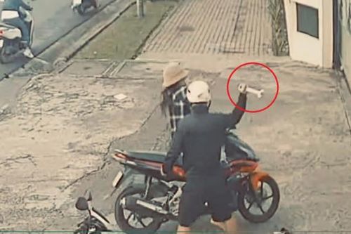 Bắt hai đối tượng đánh người phụ nữ trước cổng trường, nghi liên quan đến khoản vay 30 tỷ
