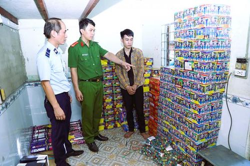 Lên mạng đặt mua gần nửa tấn pháo nổ về bán khuyến mại kèm thuốc lá