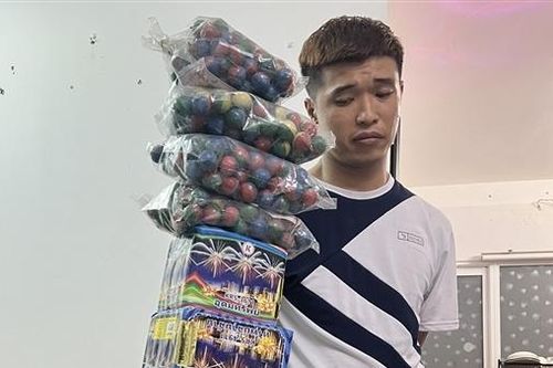 Bắt đối tượng tàng trữ pháo nổ lòi ra nhiều ma túy