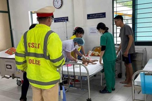 CSGT dùng xe đặc chủng đưa cháu bé 1 tuổi nguy kịch đi cấp cứu